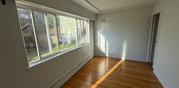 North Burnaby Renovated Character Bright 1-BDRM w/Den w/Dishwasher - Photo 2