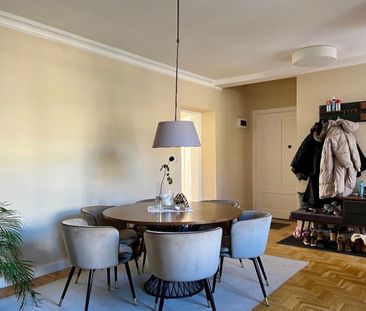 Na prenájom priestranný a elegantný staromestský byt – Fotografia 3