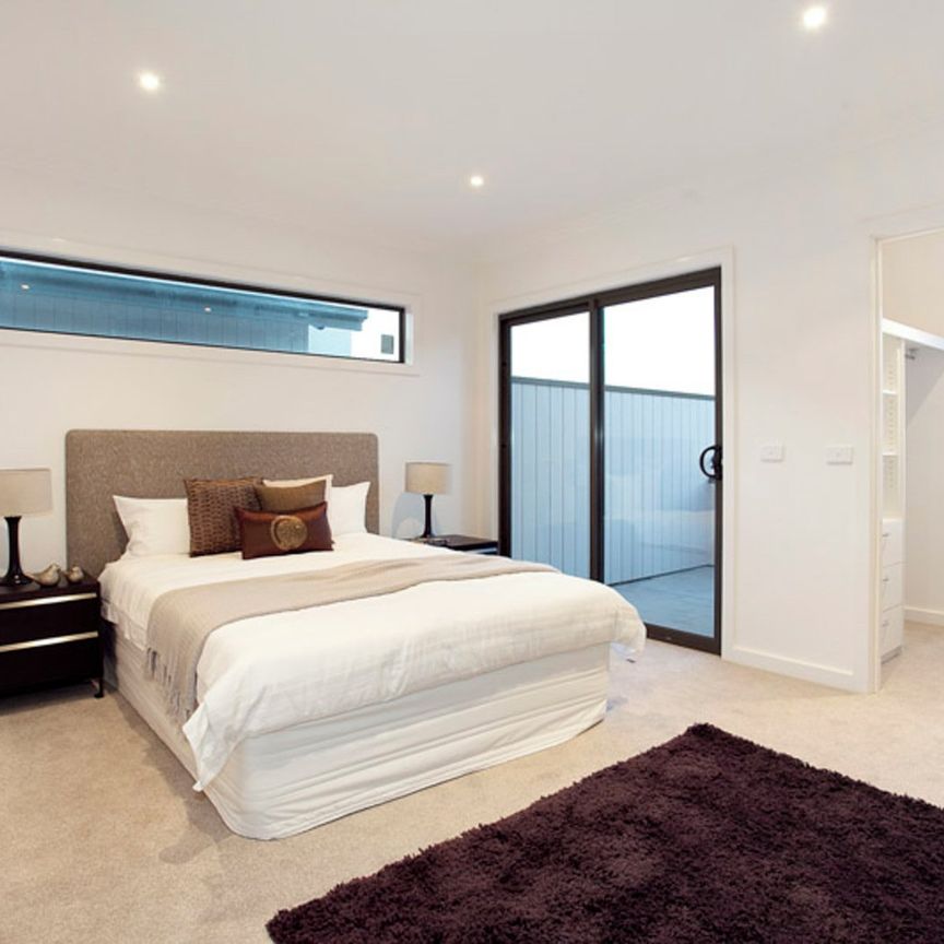 TWO BEDROOM TOWNHOUSE - PERFECTLY POSITIONED - Photo 1