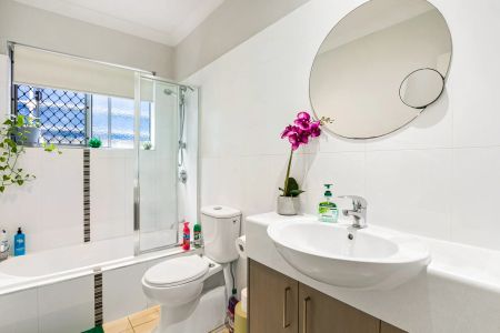 Modern & Well Located Two Bedroom Apartment - Photo 2