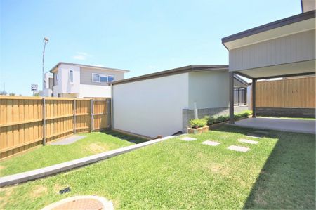 Modern Family Living in a Convenient Elderslie Location - Photo 4