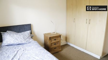 Room for rent in 5-bedroom apartment in Ballymun, Dublin - Photo 5