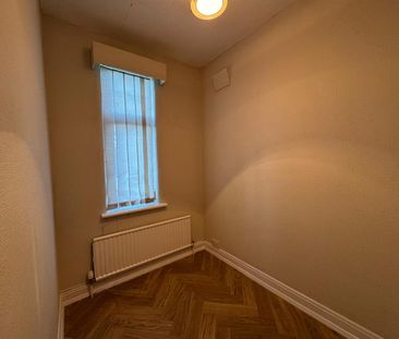 Bird Hall Lane, Stockport SK3, London - Photo 2