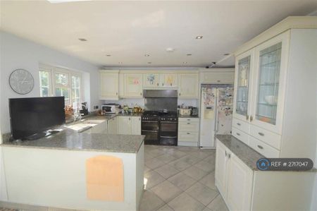 4 bedroom semi-detached house to rent - Photo 2