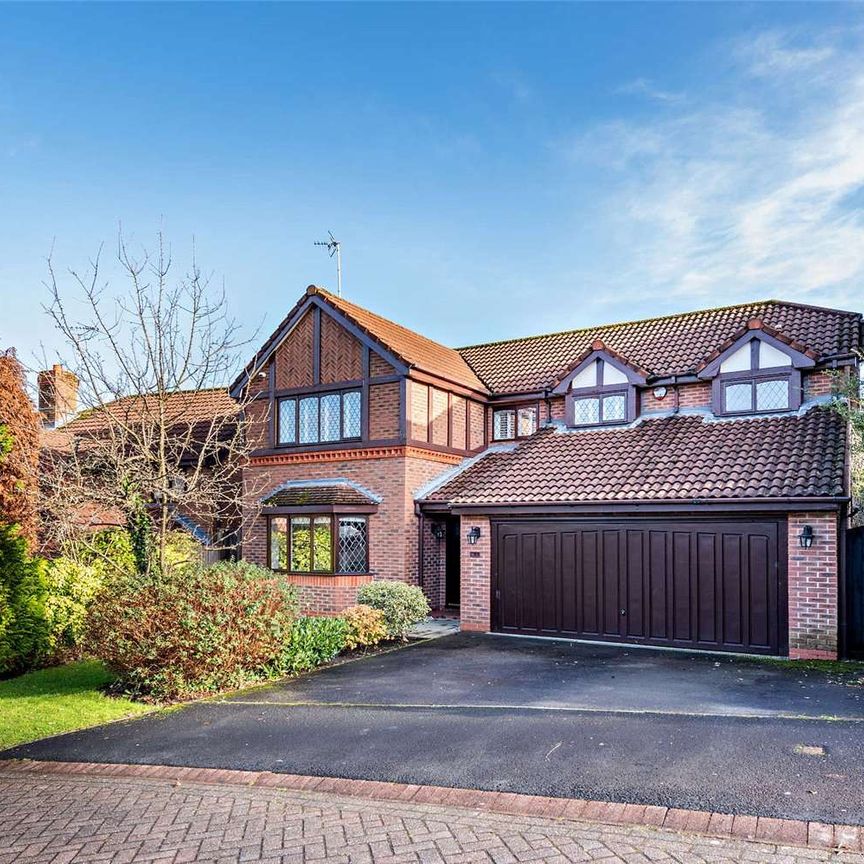 Spacious modern detached family home with superb open plan kitchen/dining room on quiet Wilmslow Cul-De-Sac - Photo 1