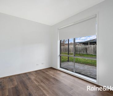 3-bedroom house in Cranbourne North with Solar Panel installed! - Photo 4