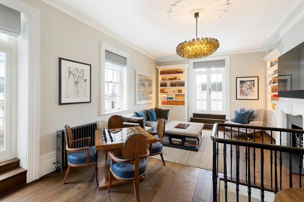 An impeccable three bedroom apartment located on the distinguished Belgravia Place in the heart of Belgravia, SW1. - Photo 1