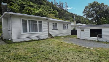 Welcome to your new home in Wainuiomata - Photo 2