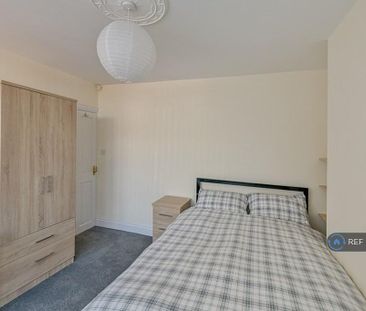 4 bedroom semi-detached house to rent - Photo 6