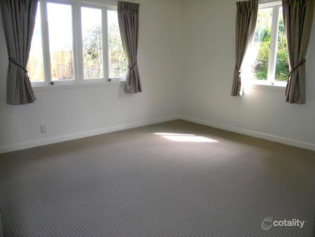 Renovated, Roomy & Ready - Family Living in the Heart of Coorparoo! - Photo 3