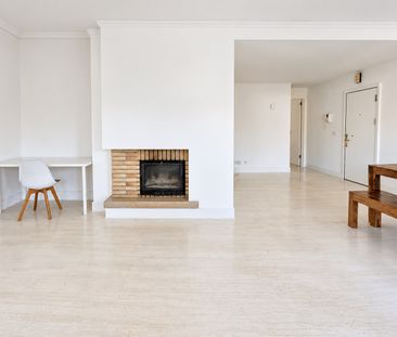 Apartamento Luminoso com Varandas em Condomínio com Piscina, a 250 ... - Foto 2