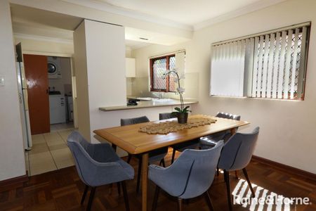 Fully Furnished, Spacious & Private Townhouse in a Quiet Street - Perfect for Families or Students! - Photo 2