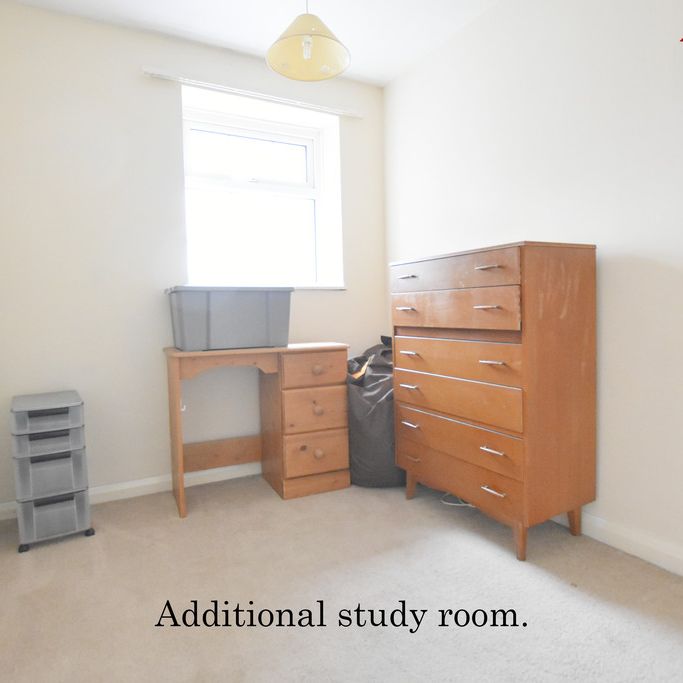 3 Bedroom End Terraced House - Photo 1