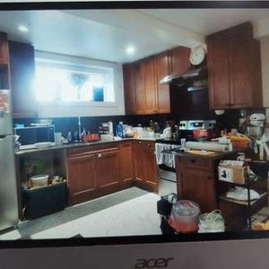 Newly three bedrooms basement Legal unit - Photo 2