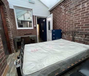 Studio Flat, Victoria Park, M14 - Photo 1