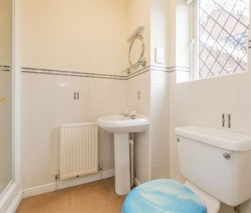 3 bed House - Detached To Let - Photo 2
