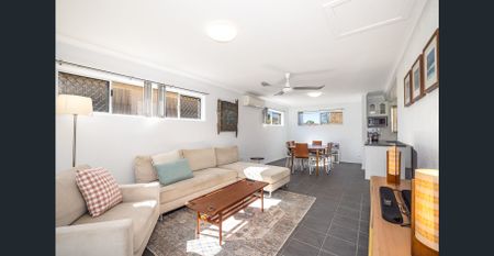 SPACIOUS GROUND FLOOR LIVING OPPOSITE THE PUMICESTONE PASSAGE - Photo 2