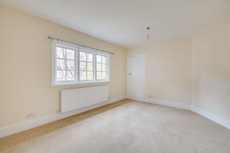 This charming detached three bedroom property is set in an idyllic spot overlooking Kew Green. Bright and spacious with a large garden backing on to the Royal Botanical Gardens. Available now on an unfurnished basis. - Photo 2