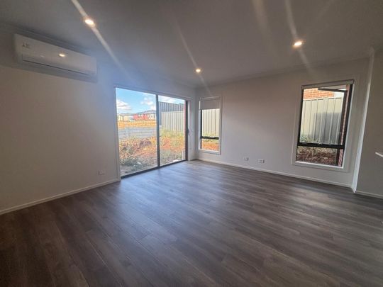 Spacious 3-Bedroom Home with 2 Bathrooms and Secure Garage Available for Lease - Photo 1