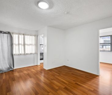 Retro Charmer Right In The Heart Of It All - Photo 1