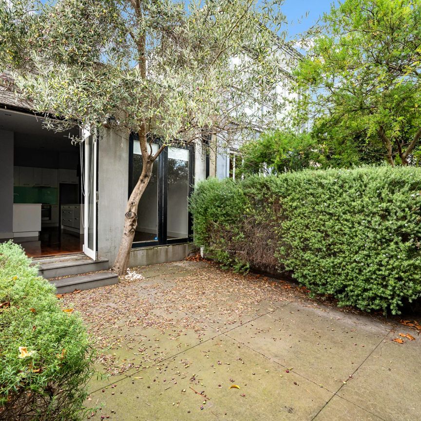 Beautifully renovated brick Victorian with parking - Photo 1