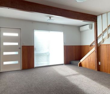 2 Bedroom in sunny Stokes Valley entrance - Photo 4