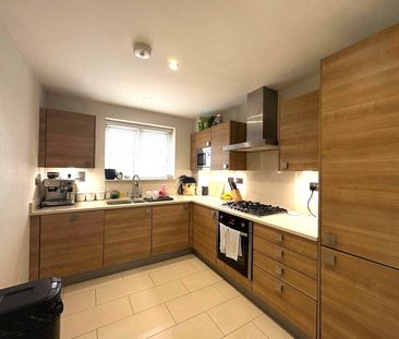 2 bedroom Maisonette in North Street, Windsor - Photo 1