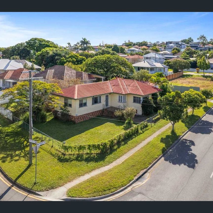 SOLID POST WAR FAMILY HOME - Photo 1