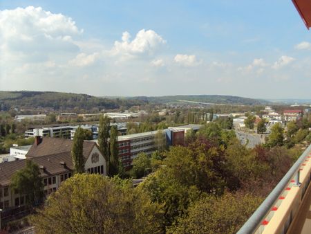 Geräumige 3-Raum-Wohnung mit Badewanne, großem Balkon und tollem Ausblick - Photo 2