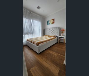 Stylish & Modern Townhouse | Prime Ringwood Location! - Photo 2