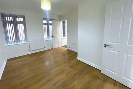 Woking, Surrey, GU21 - Photo 2