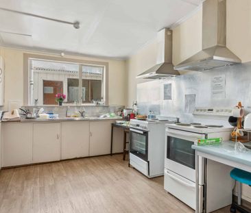 Clifton House - Comfortable, Convenient, and Female-Only - Photo 2