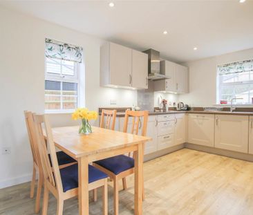 3 bedroom link detached house to rent - Photo 4