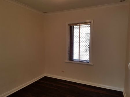 Charming 3-Bedroom Home for Rent in Joondanna - Photo 5