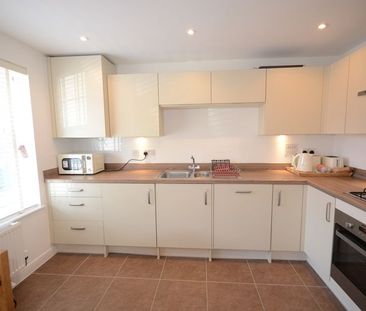 Whitethorn, Shinfield, Reading, RG2 - Photo 4