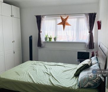 4 bedroom end of terrace house to rent - Photo 4