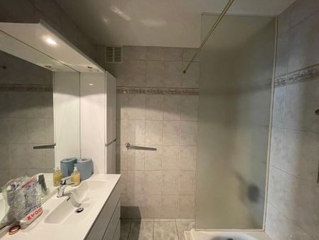 EREMBODEGEM - Gelijkvloers appartement met garage. - Photo 2