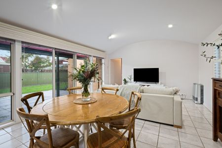 Great Family Home In East Albury - Photo 4