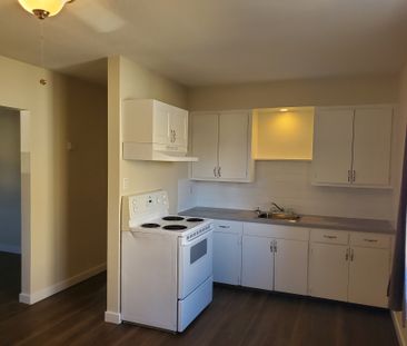 Small Pet Friendly, 2 Bedroom Duplex - Photo 6