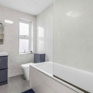 Room in a Shared House, Boscombe Road, SW19 - Photo 3