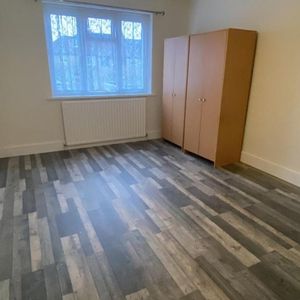 3 bedroom flat to rent - Photo 2