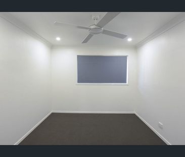 Stylish and Spacious – Renovated Townhouse for Lease - Photo 3