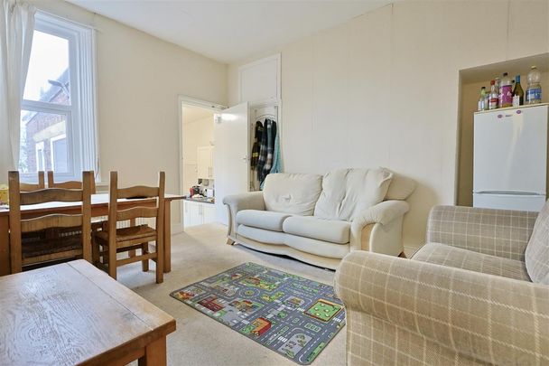 3 bedroom Student Flat to rent in Helmsley Road, Sandyford, Newcastle Upon Tyne NE2 - Photo 1