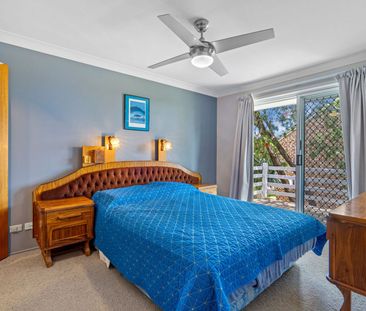 Fully Furnished tri-level townhouse with city and treetop views - Photo 2