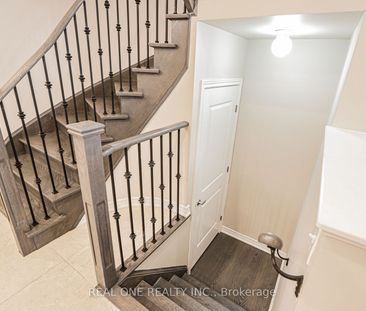 Townhouse For Lease | N8131942 - Photo 4