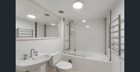 Villa style apartment offers expansive courtyard - Photo 4