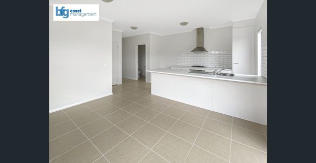 Spacious 4-Bedroom Townhouse with Double Garage & Generous Backyard - Photo 1