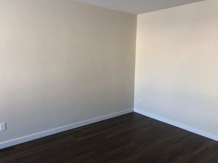 Small Pet Friendly, 2 Bedroom Duplex - Photo 4