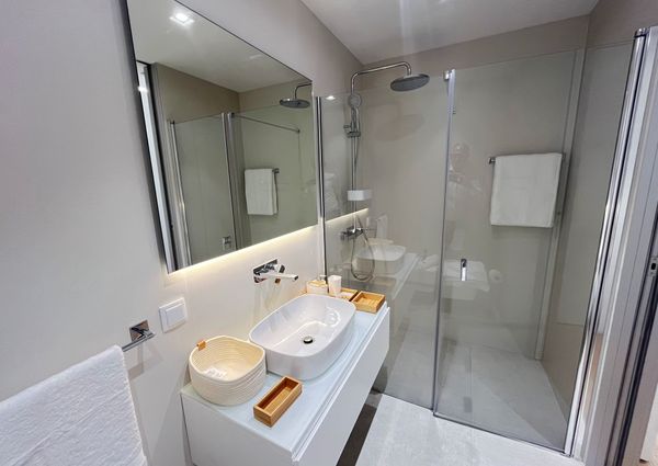 Apartamento T1 mobilado em Miraflores com Vista de Rio, a estrear
