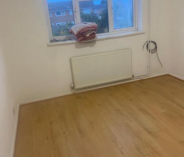 3 bedroom flat to rent - Photo 6